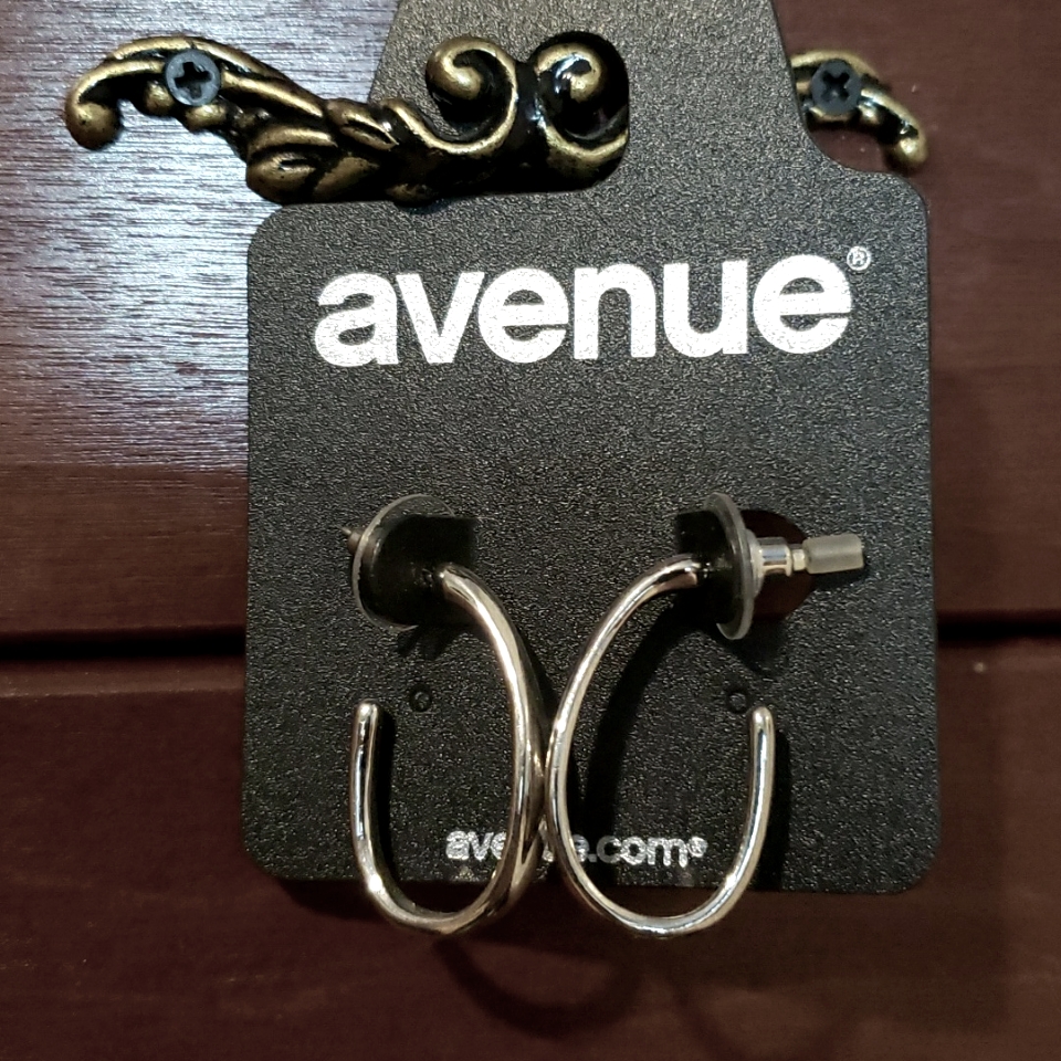 New With Tags Pierced Drop Earrings In Silver By Avenue 5$